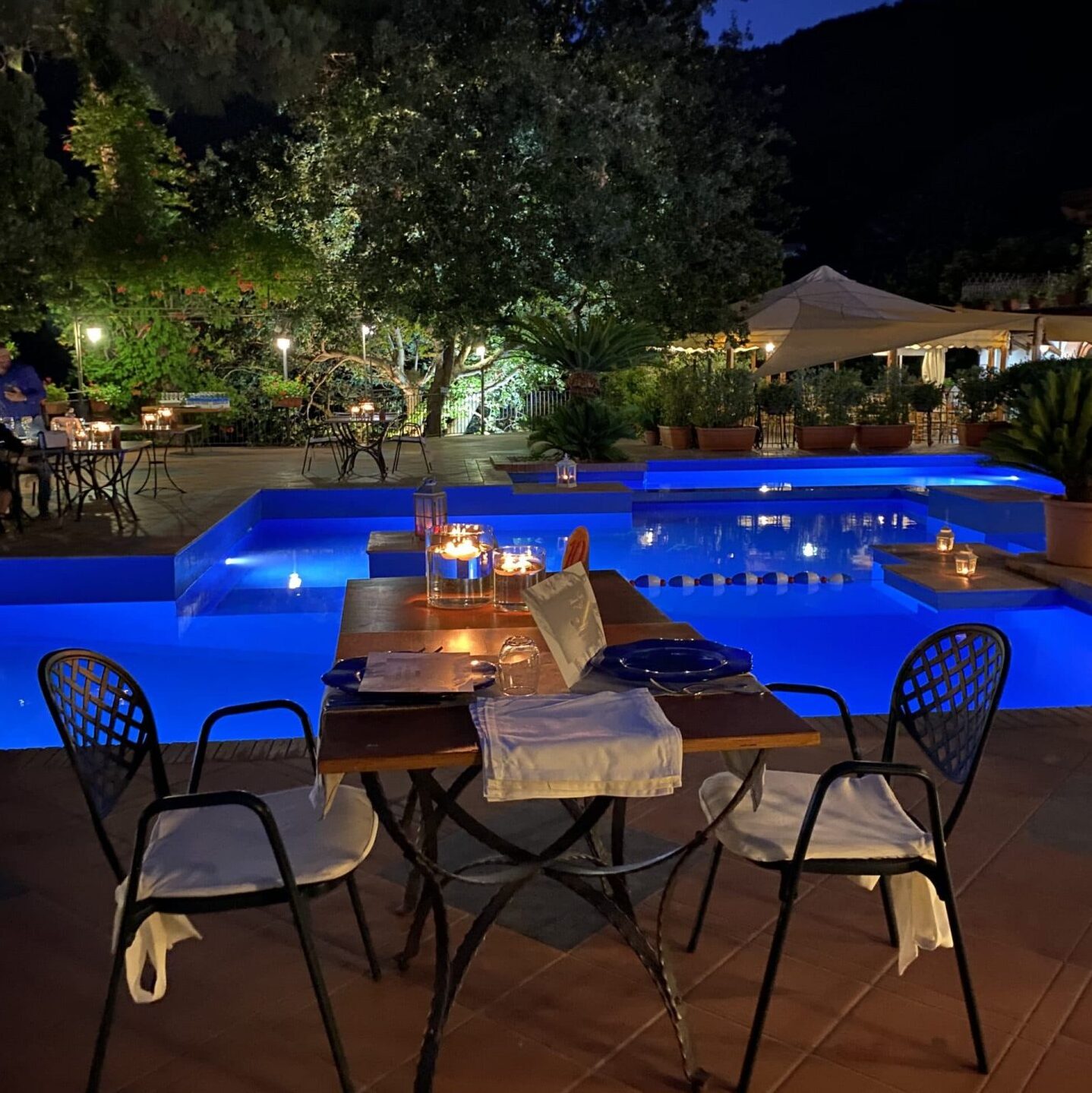 Colazione con vista piscina all'agriturismo