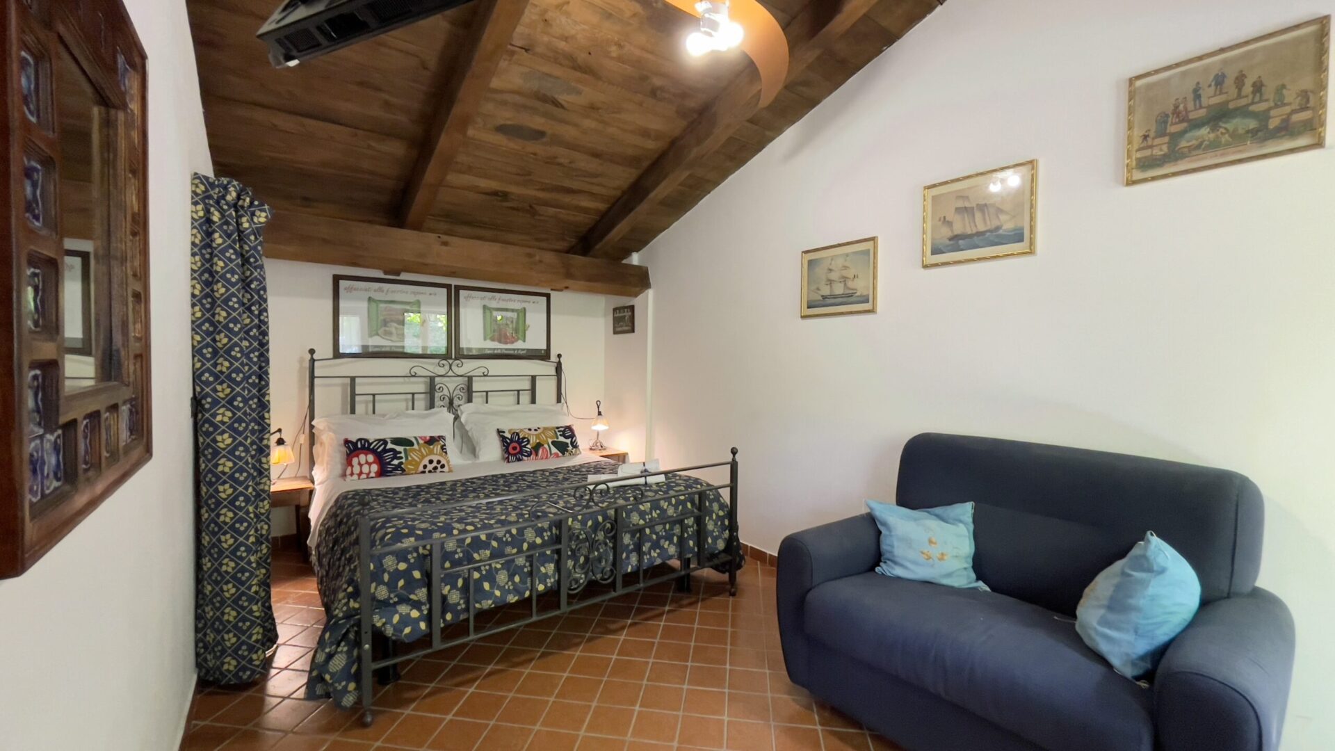Camera con arredi in stile campano